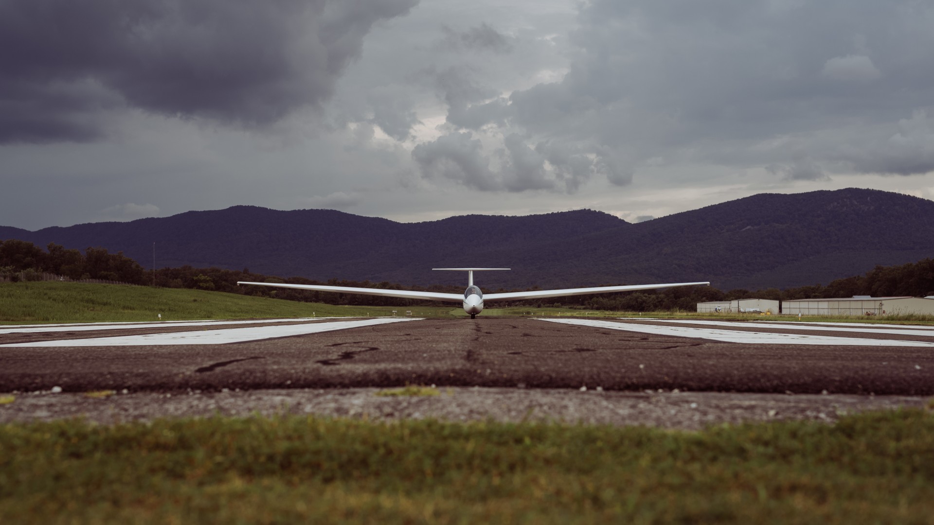 Glider N341KS lands on runway 10 at Front Royal Warren County Airport (KFRR)
